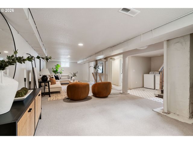 2307 Ne AINSWORTH St, Portland, OR 97211