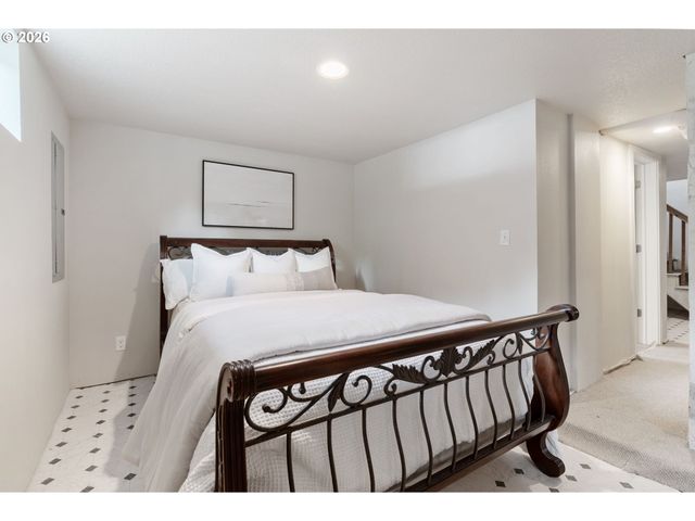 2307 Ne AINSWORTH St, Portland, OR 97211