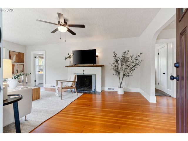 2307 Ne AINSWORTH St, Portland, OR 97211
