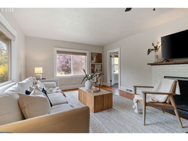 2307 Ne AINSWORTH St, Portland, OR 97211