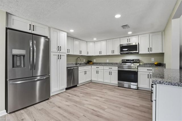 20 Freeman Dr, Poquoson, VA 23662