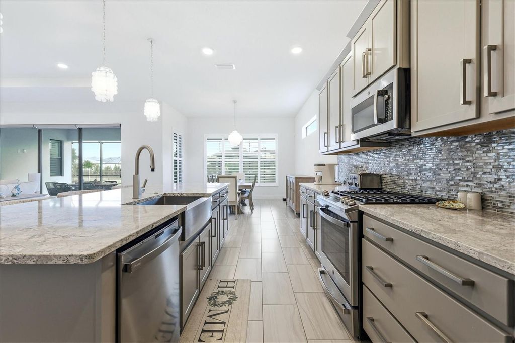 Image 8 of property listing at 4950 KIVA CIRCLE, Bradenton, FL 34211