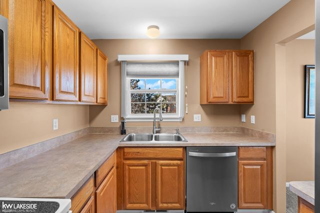 16431 Dominion Drive, Macomb, MI 48044