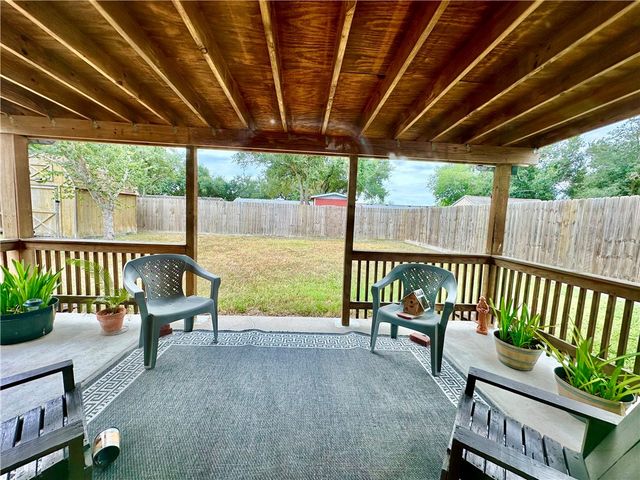 225 Briarwood Dr, Kingsville, TX 78363