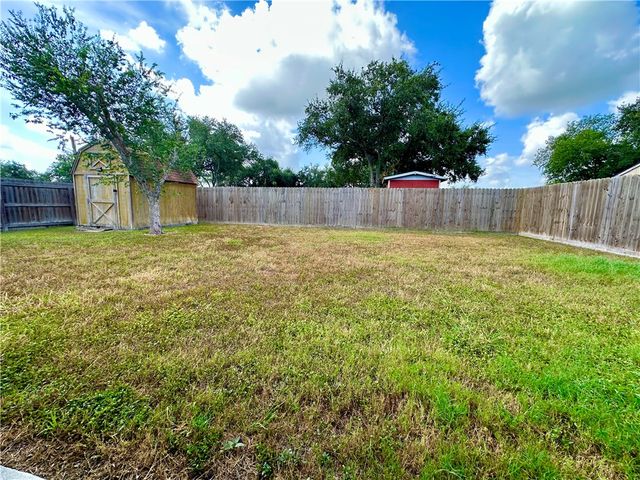 225 Briarwood Dr, Kingsville, TX 78363