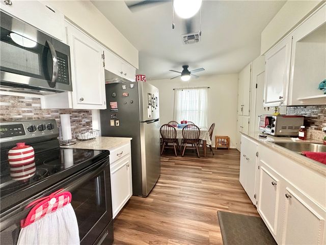 225 Briarwood Dr, Kingsville, TX 78363