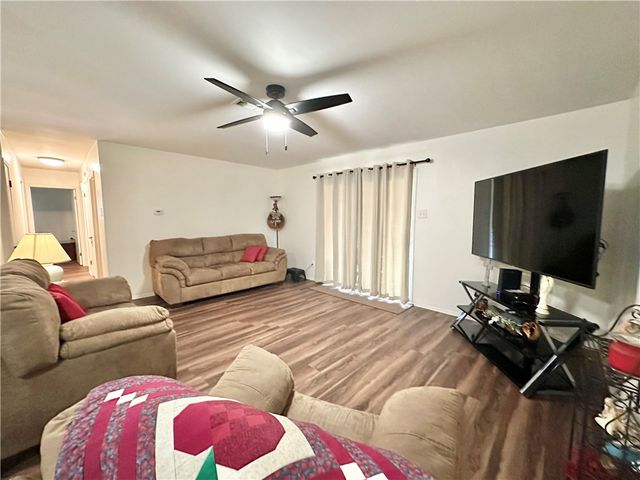 225 Briarwood Dr, Kingsville, TX 78363