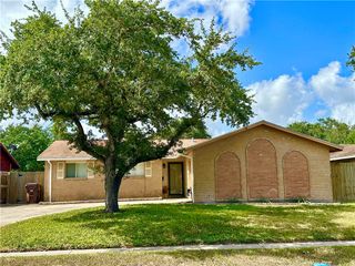 225 Briarwood Dr, Kingsville, TX 78363