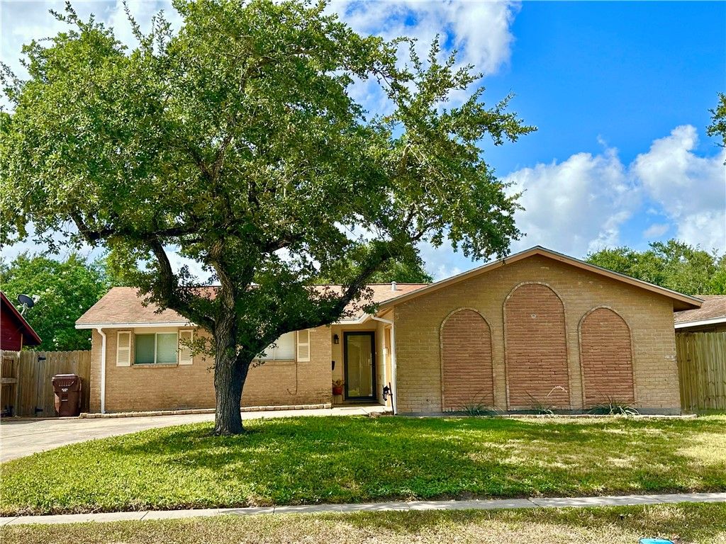 225 Briarwood Dr, Kingsville, TX 78363