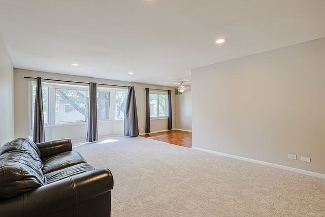 3008 Roberts Drive 5, Woodridge, IL 60517