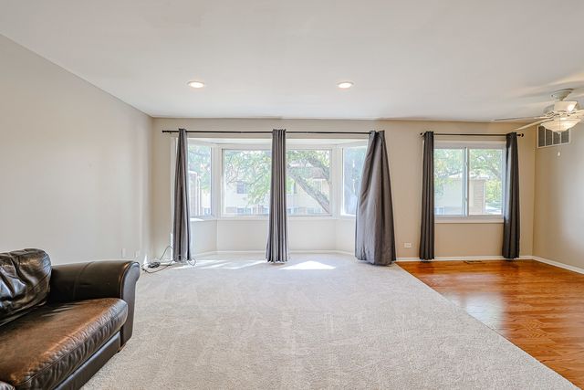 3008 Roberts Drive 5, Woodridge, IL 60517