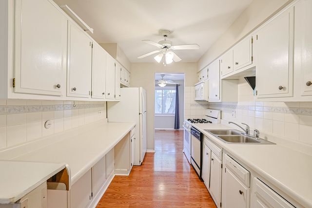3008 Roberts Drive 5, Woodridge, IL 60517