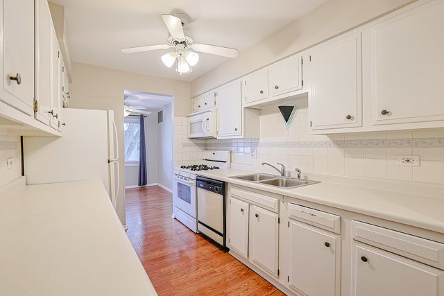 3008 Roberts Drive 5, Woodridge, IL 60517