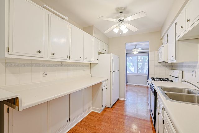 3008 Roberts Drive 5, Woodridge, IL 60517