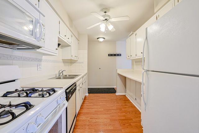 3008 Roberts Drive 5, Woodridge, IL 60517