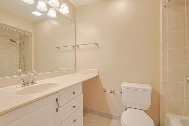 3008 Roberts Drive 5, Woodridge, IL 60517