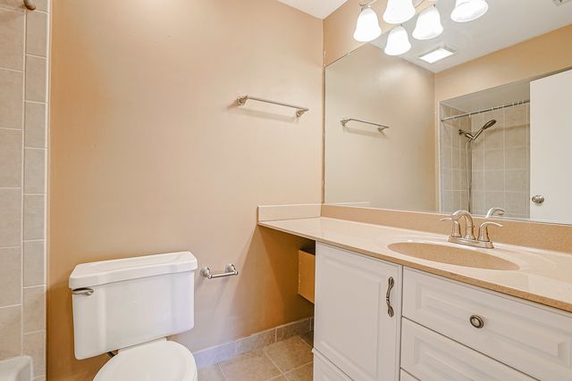 3008 Roberts Drive 5, Woodridge, IL 60517