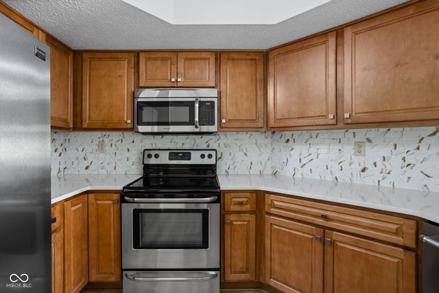 64 Dominion Drive, Zionsville, IN 46077