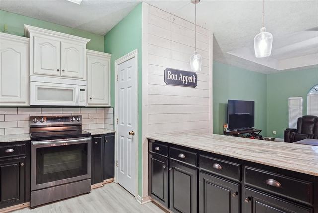 512 Gateway Drive, Moss Bluff, LA 70611