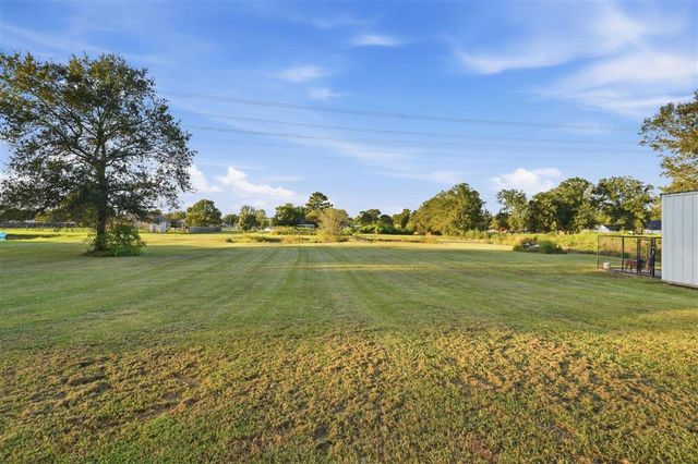 512 Gateway Drive, Moss Bluff, LA 70611