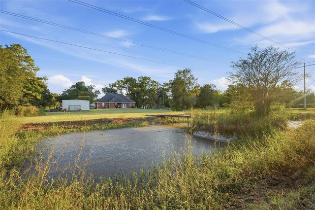 512 Gateway Drive, Moss Bluff, LA 70611