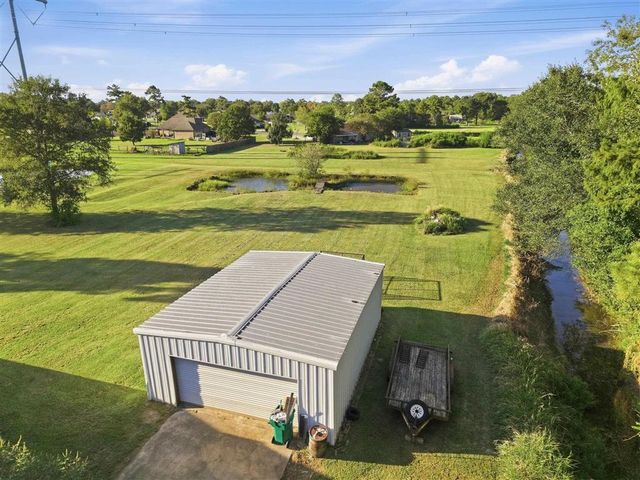 512 Gateway Drive, Moss Bluff, LA 70611