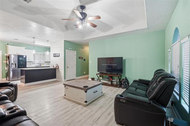 512 Gateway Drive, Moss Bluff, LA 70611