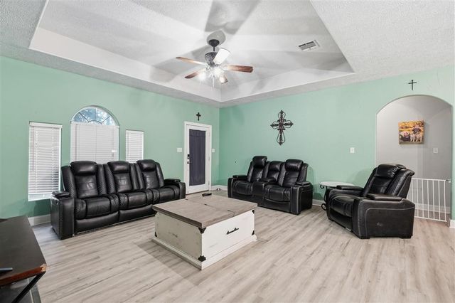 512 Gateway Drive, Moss Bluff, LA 70611