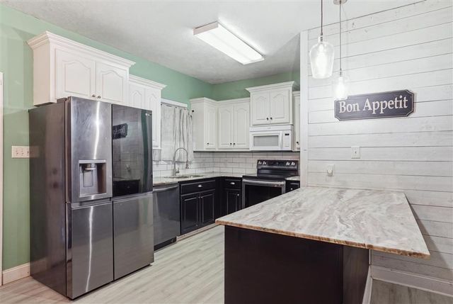 512 Gateway Drive, Moss Bluff, LA 70611