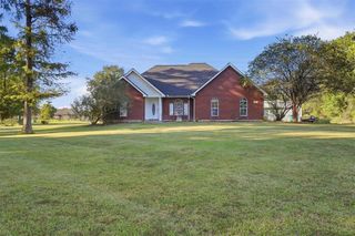 512 Gateway Drive, Moss Bluff, LA 70611