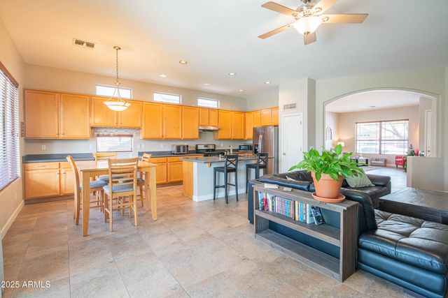 4374 E LARIAT Lane, Phoenix, AZ 85050