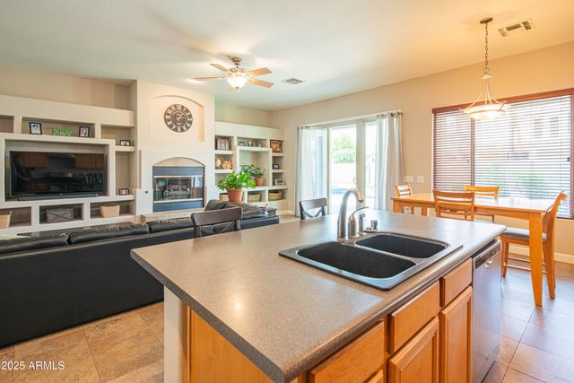 4374 E LARIAT Lane, Phoenix, AZ 85050