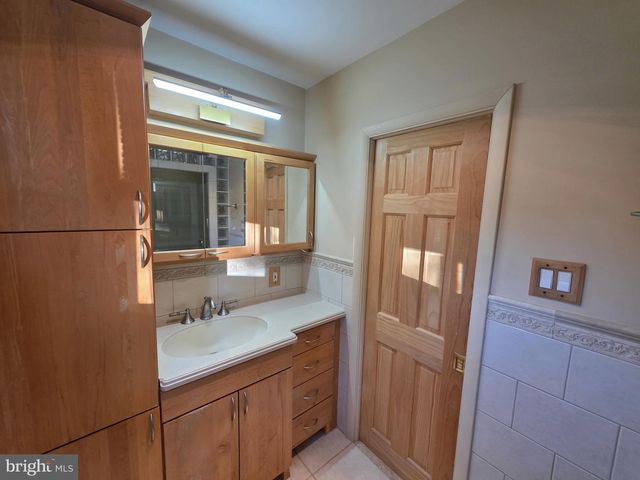 992 SHEFFIELD LN, Huntingdon Valley, PA 19006