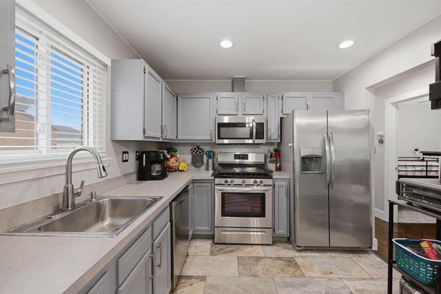 3047 Earl Drive, Warren, MI 48092