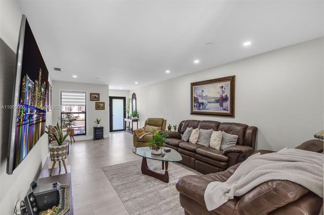 9466 SW 6th Ln, Miami, FL 33174