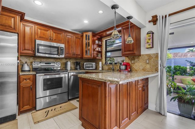 9466 SW 6th Ln, Miami, FL 33174