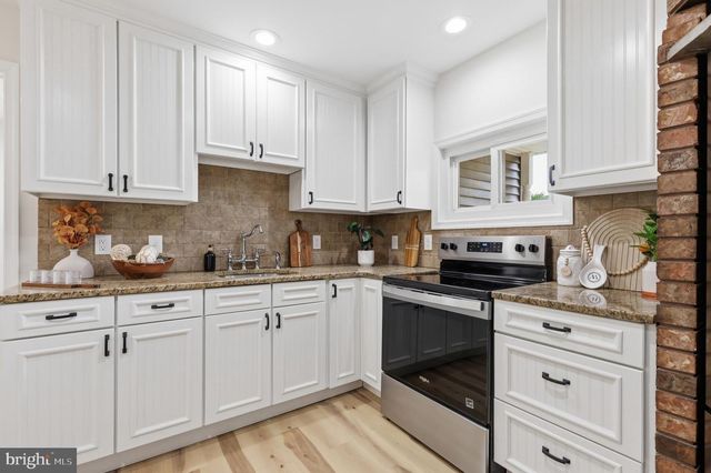 72 LAVENDER LN, Levittown, PA 19054