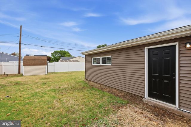72 LAVENDER LN, Levittown, PA 19054