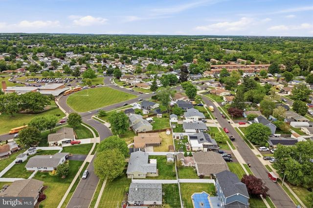 72 LAVENDER LN, Levittown, PA 19054
