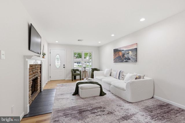 72 LAVENDER LN, Levittown, PA 19054