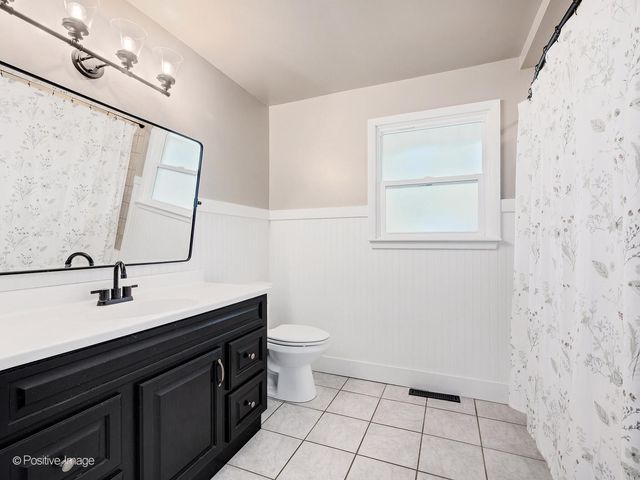 2 Sunset Lane, Algonquin, IL 60102