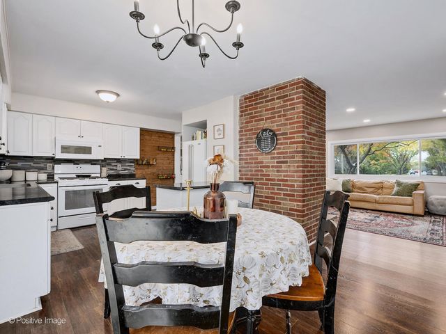 2 Sunset Lane, Algonquin, IL 60102