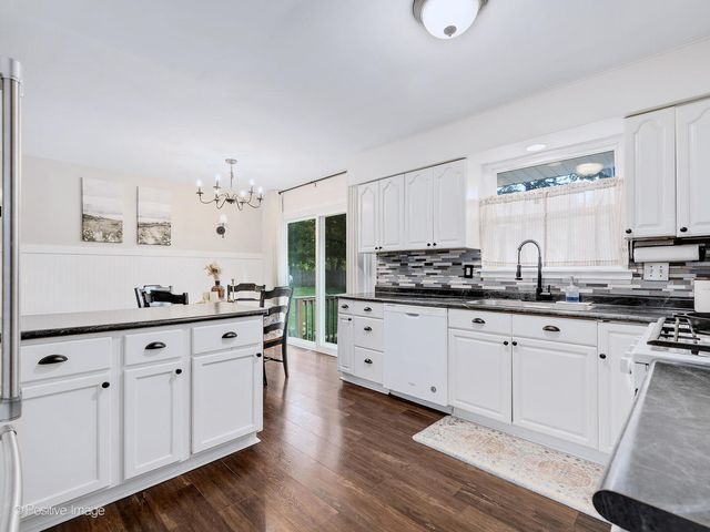 2 Sunset Lane, Algonquin, IL 60102