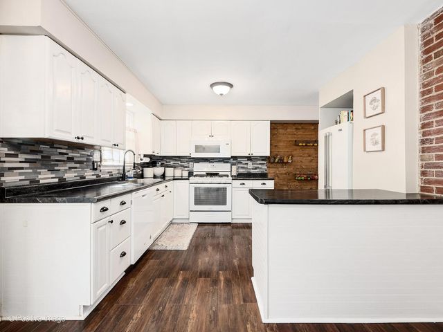 2 Sunset Lane, Algonquin, IL 60102