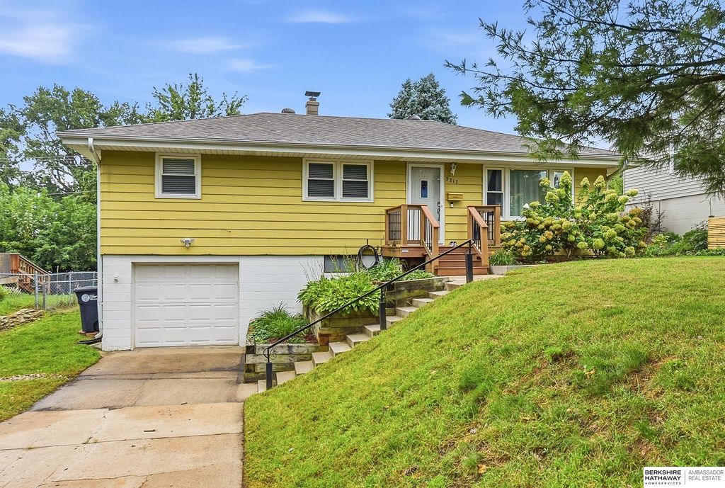 3217 Cornhusker Drive, Omaha, NE 68124