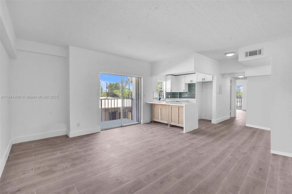1960 Marseille Dr 304, Miami Beach, FL 33141