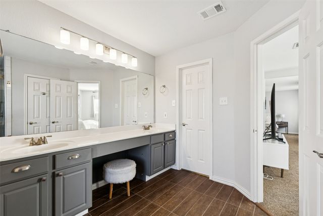 208 Oxford Drive, Roanoke, TX 76262