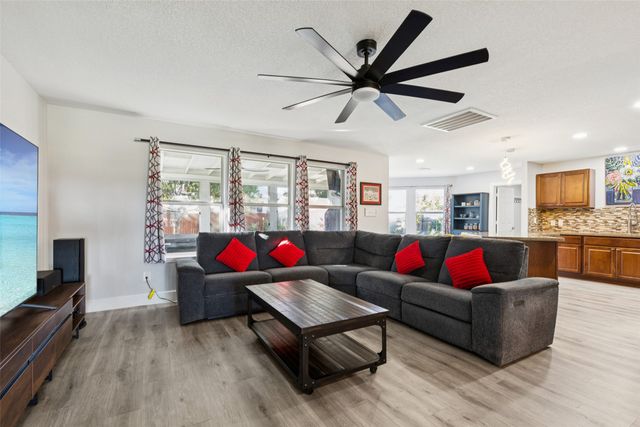 208 Oxford Drive, Roanoke, TX 76262