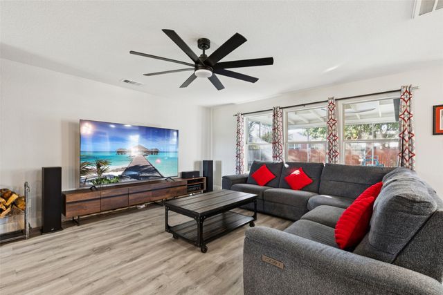 208 Oxford Drive, Roanoke, TX 76262