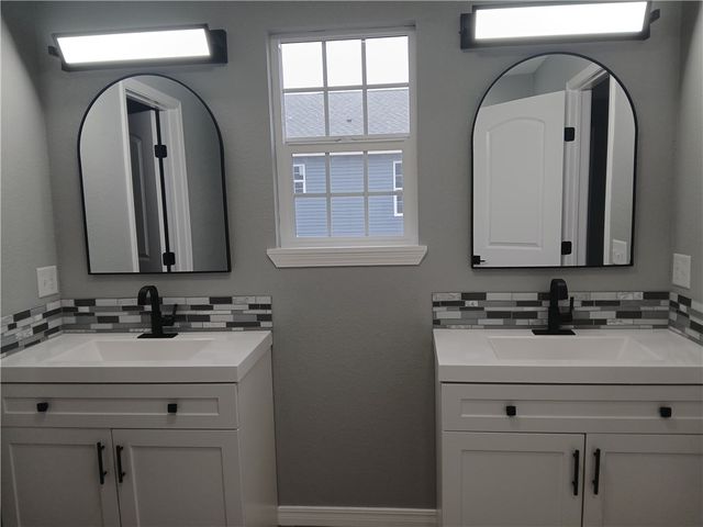 902 S Springfield Street, Green Forest, AR 72638